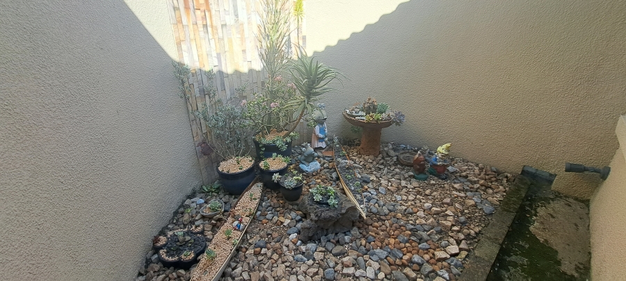 To Let 3 Bedroom Property for Rent in Weltevreden Park Gauteng