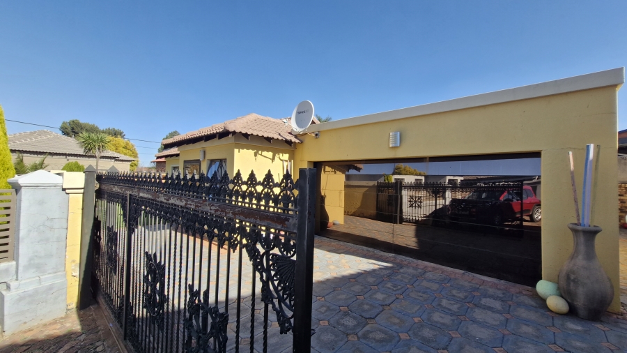 3 Bedroom Property for Sale in Dunnottar Gauteng