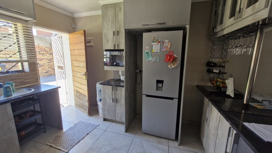 3 Bedroom Property for Sale in Dunnottar Gauteng
