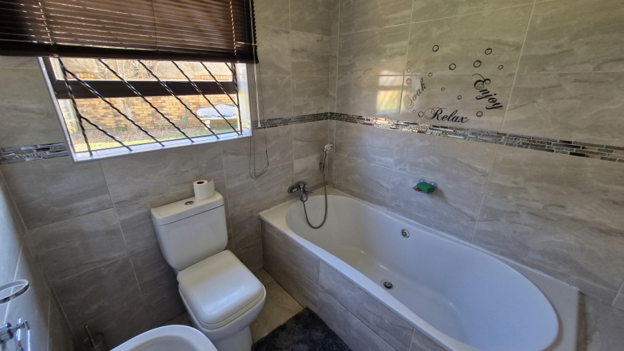 3 Bedroom Property for Sale in Dunnottar Gauteng