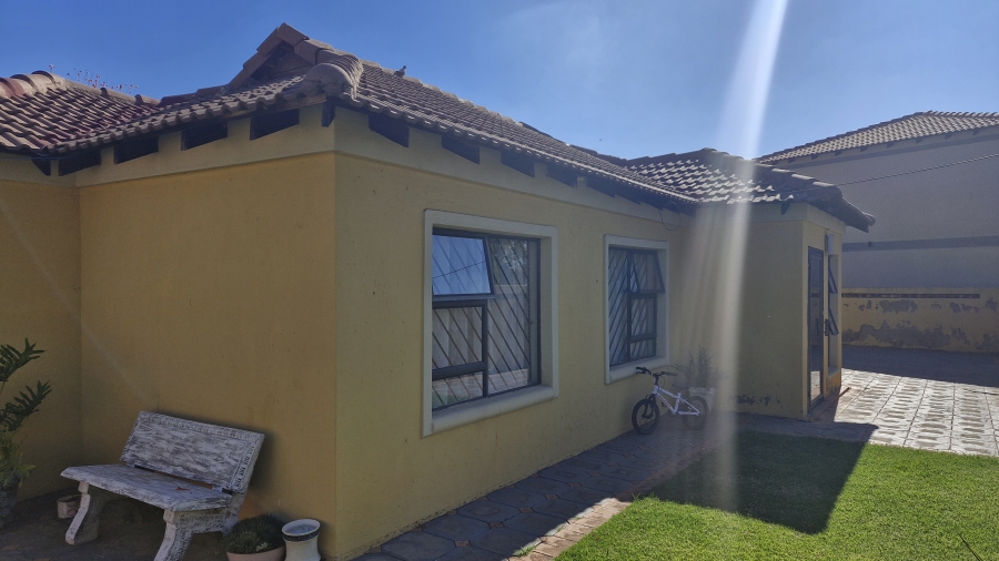 3 Bedroom Property for Sale in Dunnottar Gauteng