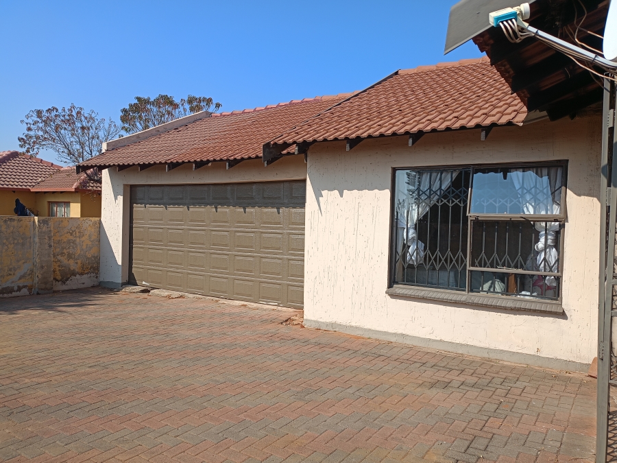3 Bedroom Property for Sale in Unitas Park Gauteng