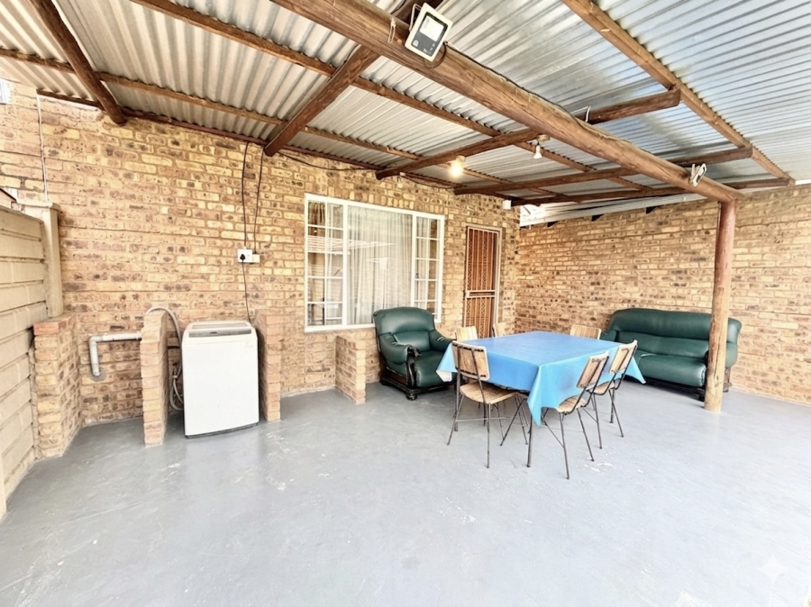 2 Bedroom Property for Sale in Annlin Gauteng
