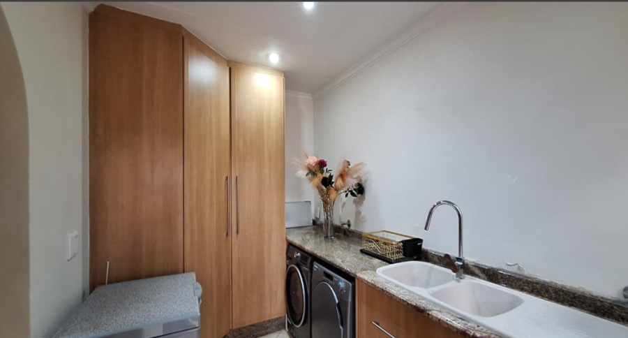 5 Bedroom Property for Sale in Constantia Kloof Gauteng