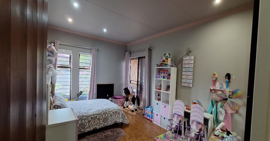 5 Bedroom Property for Sale in Constantia Kloof Gauteng