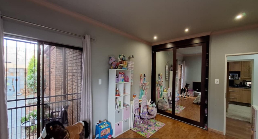 5 Bedroom Property for Sale in Constantia Kloof Gauteng