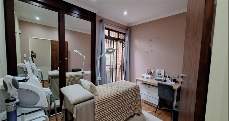 5 Bedroom Property for Sale in Constantia Kloof Gauteng