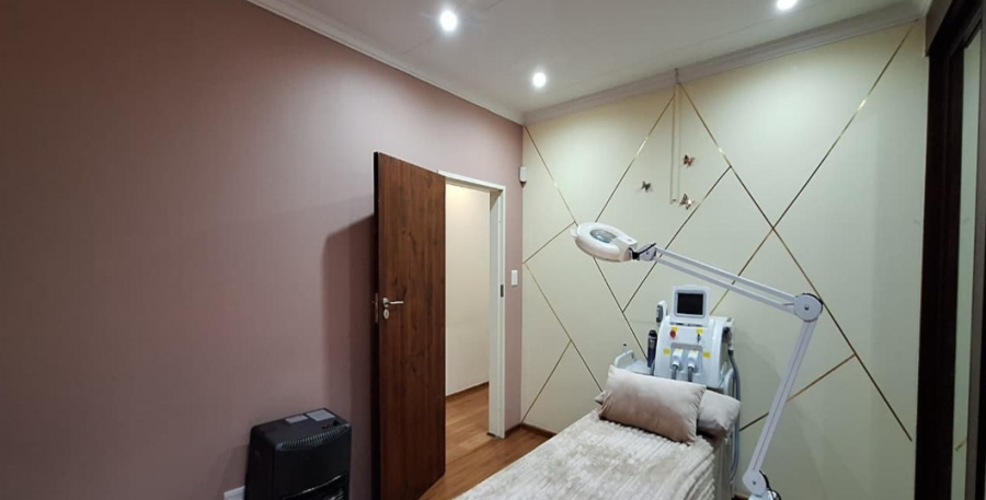 5 Bedroom Property for Sale in Constantia Kloof Gauteng