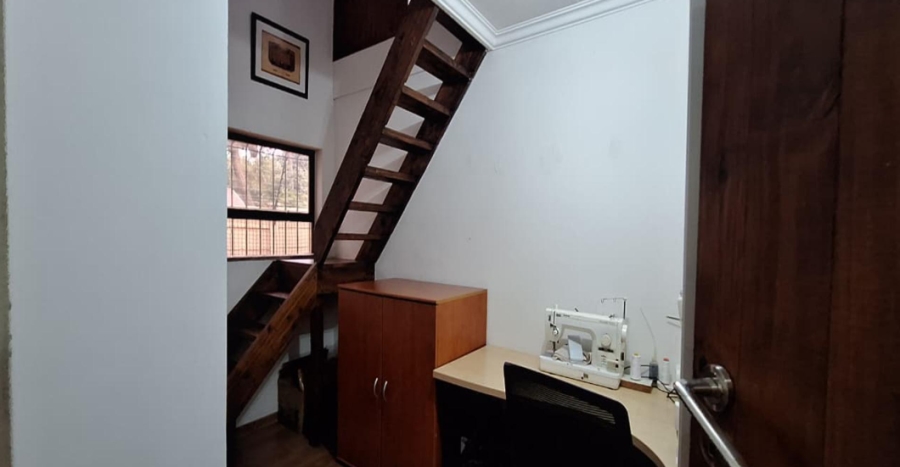 5 Bedroom Property for Sale in Constantia Kloof Gauteng