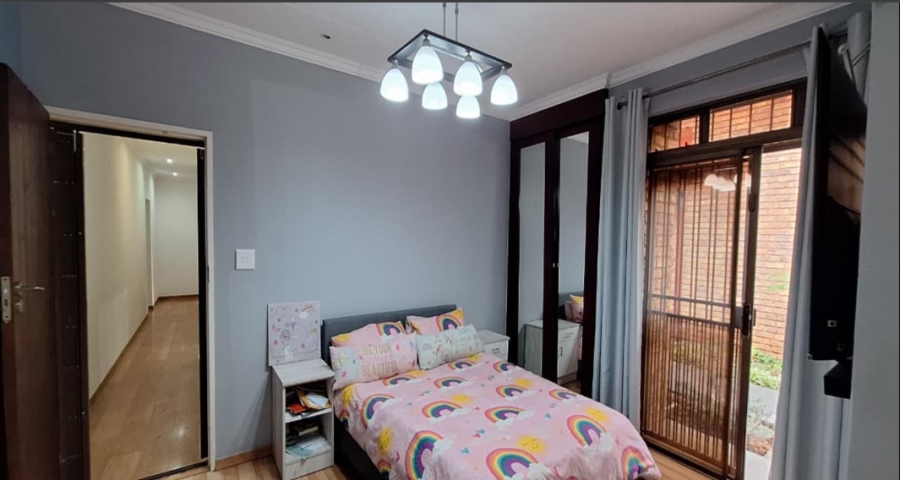 5 Bedroom Property for Sale in Constantia Kloof Gauteng