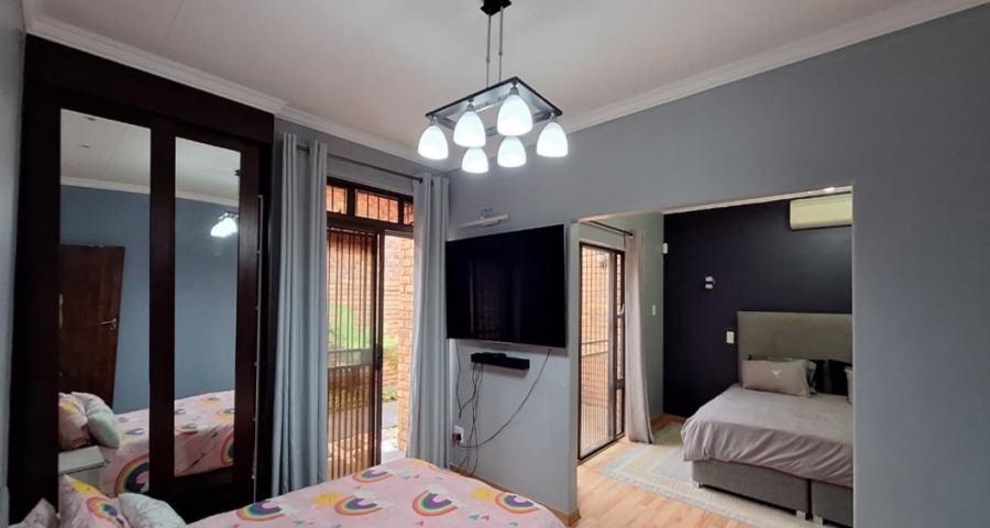 5 Bedroom Property for Sale in Constantia Kloof Gauteng
