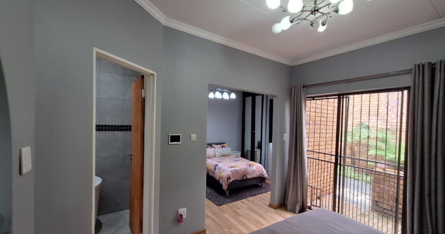 5 Bedroom Property for Sale in Constantia Kloof Gauteng