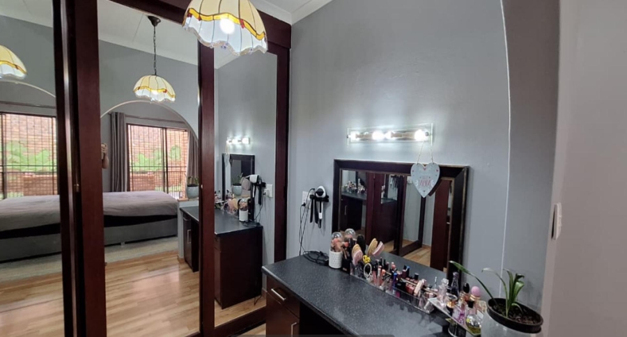 5 Bedroom Property for Sale in Constantia Kloof Gauteng