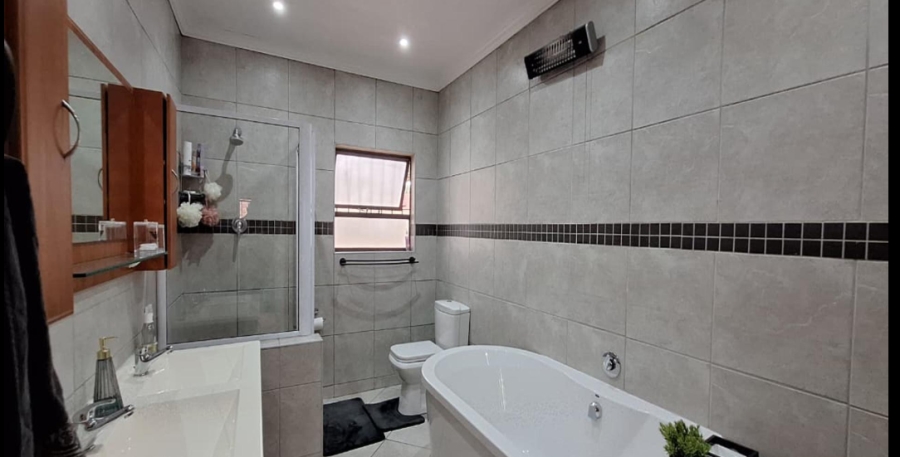 5 Bedroom Property for Sale in Constantia Kloof Gauteng