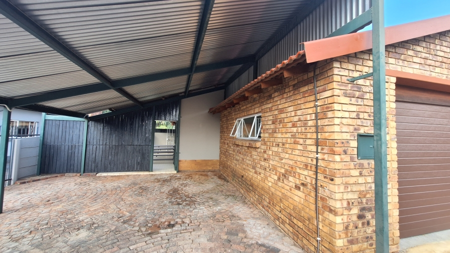 4 Bedroom Property for Sale in Les Marais Gauteng