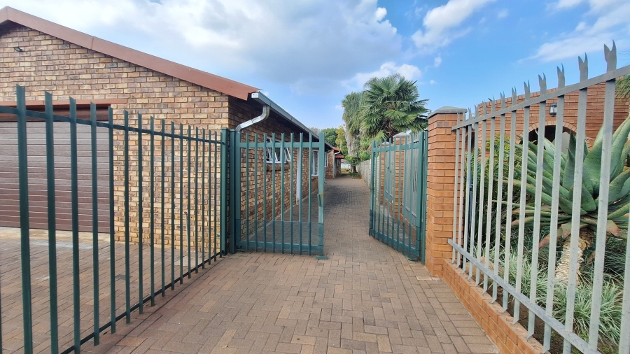 4 Bedroom Property for Sale in Les Marais Gauteng