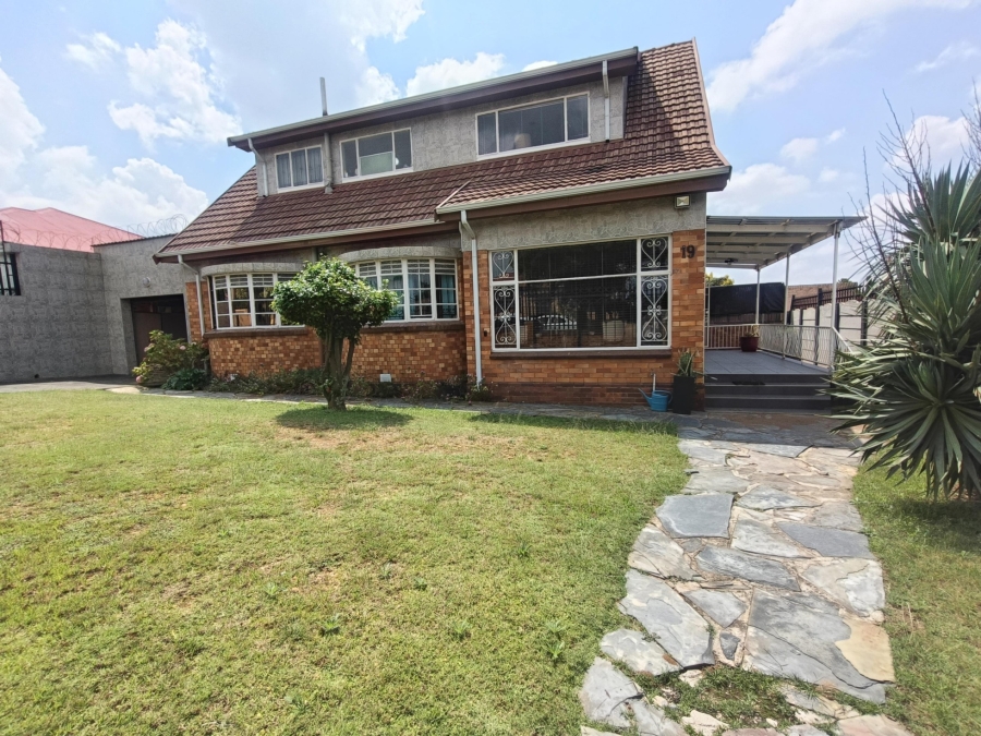 5 Bedroom Property for Sale in The Hill Gauteng