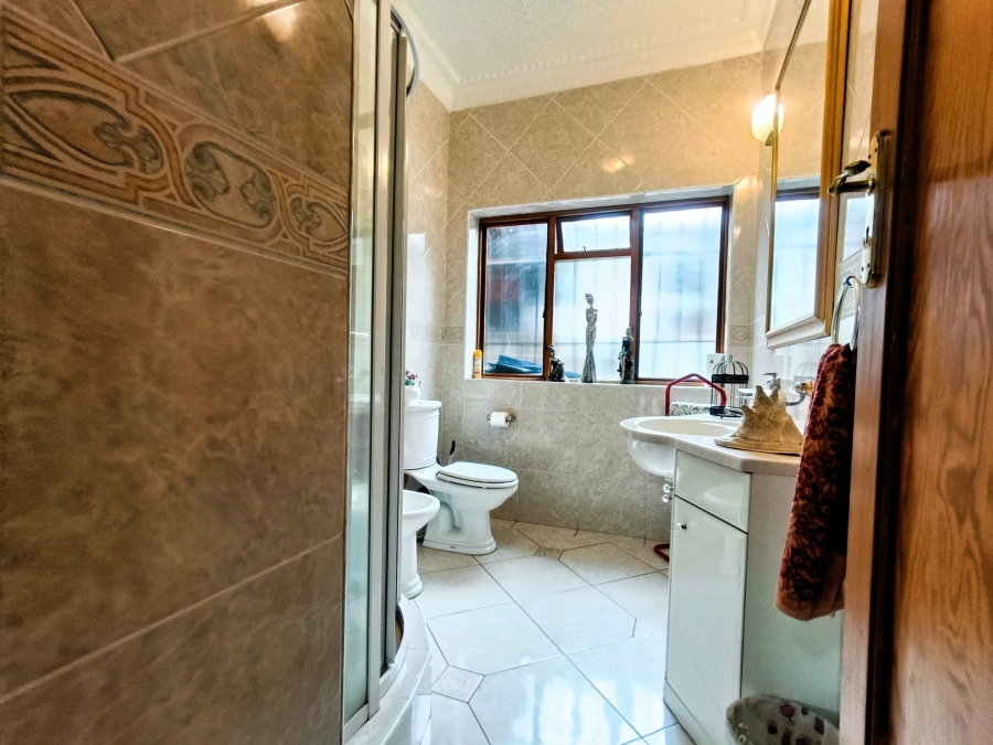 5 Bedroom Property for Sale in The Hill Gauteng