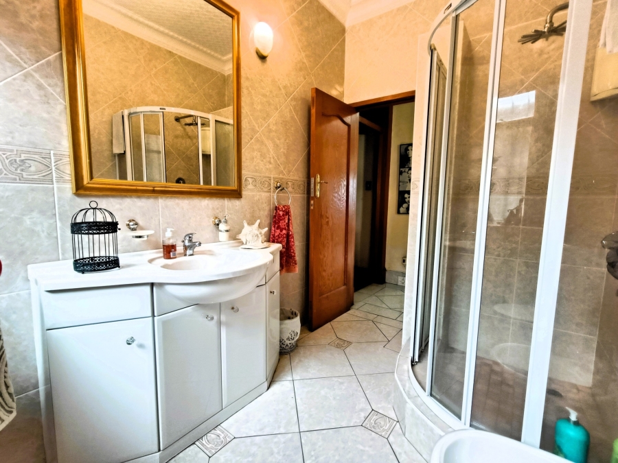 5 Bedroom Property for Sale in The Hill Gauteng