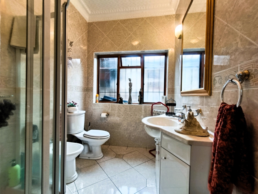 5 Bedroom Property for Sale in The Hill Gauteng
