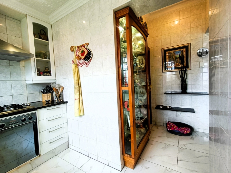 5 Bedroom Property for Sale in The Hill Gauteng