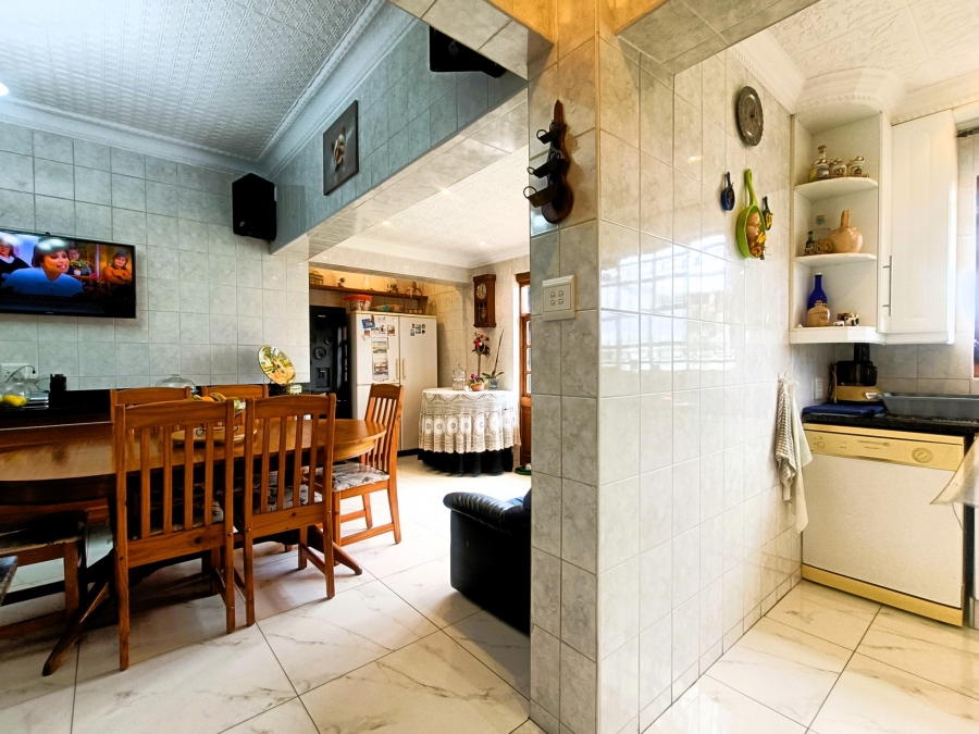 5 Bedroom Property for Sale in The Hill Gauteng