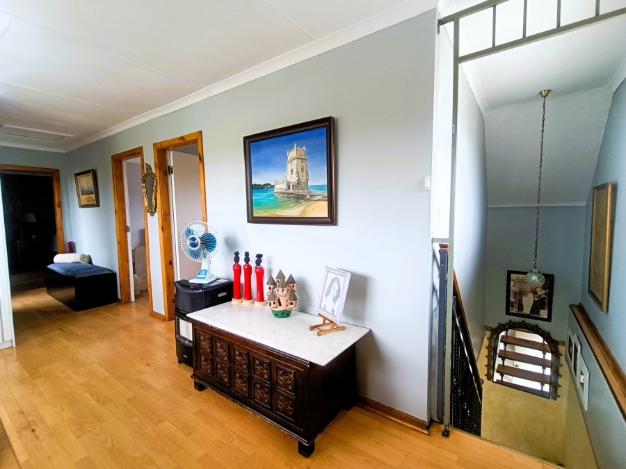 5 Bedroom Property for Sale in The Hill Gauteng