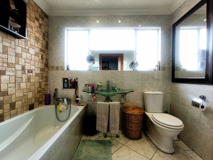 5 Bedroom Property for Sale in The Hill Gauteng