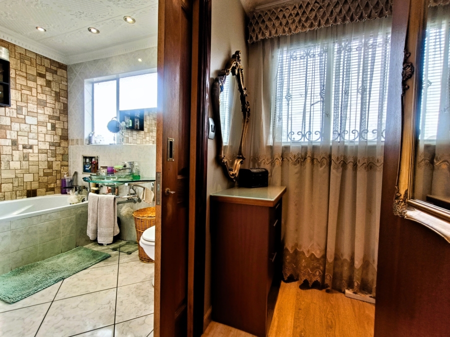 5 Bedroom Property for Sale in The Hill Gauteng