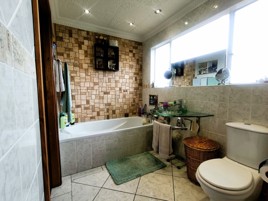 5 Bedroom Property for Sale in The Hill Gauteng