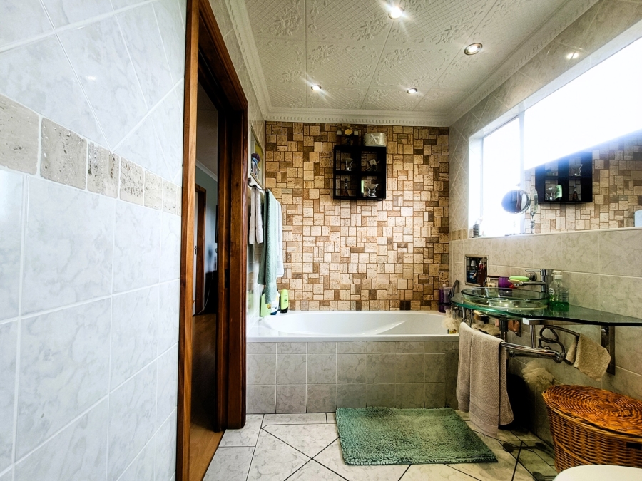 5 Bedroom Property for Sale in The Hill Gauteng