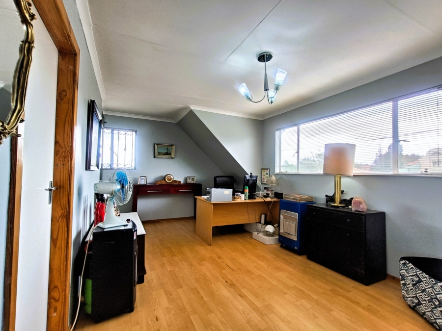 5 Bedroom Property for Sale in The Hill Gauteng