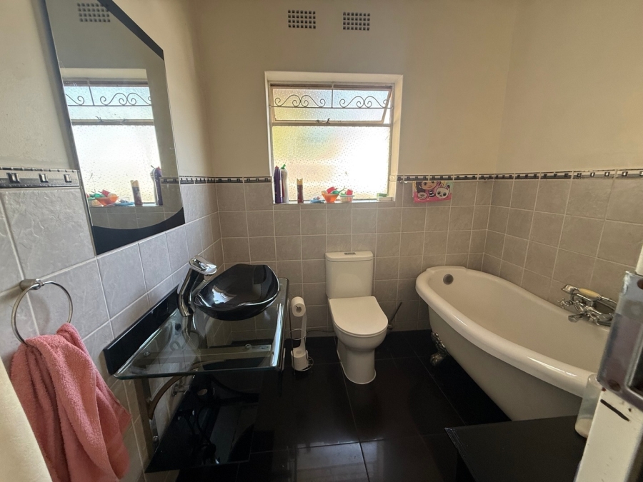 4 Bedroom Property for Sale in Mondeor Gauteng