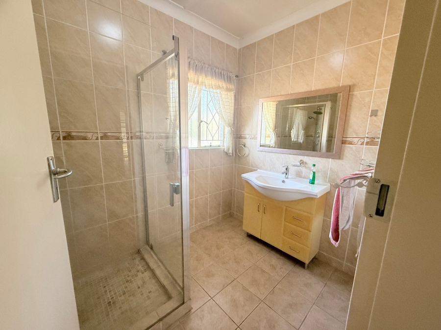 4 Bedroom Property for Sale in Mondeor Gauteng