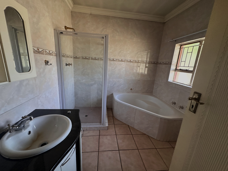 4 Bedroom Property for Sale in Unitas Park Gauteng