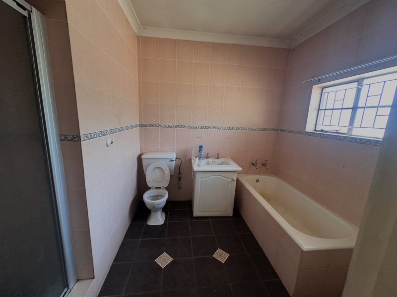 4 Bedroom Property for Sale in Unitas Park Gauteng