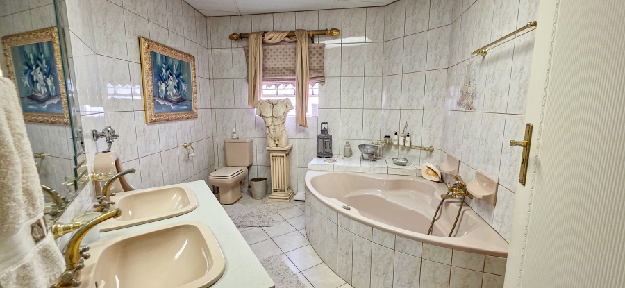 5 Bedroom Property for Sale in Magalieskruin Gauteng