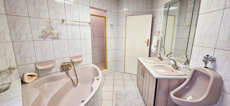 5 Bedroom Property for Sale in Magalieskruin Gauteng