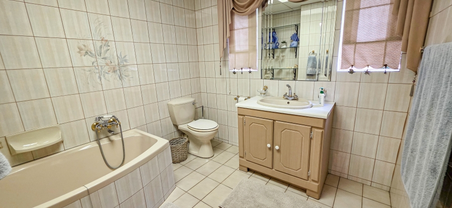5 Bedroom Property for Sale in Magalieskruin Gauteng
