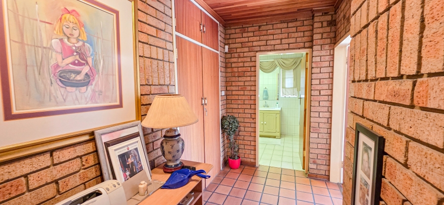 5 Bedroom Property for Sale in Magalieskruin Gauteng