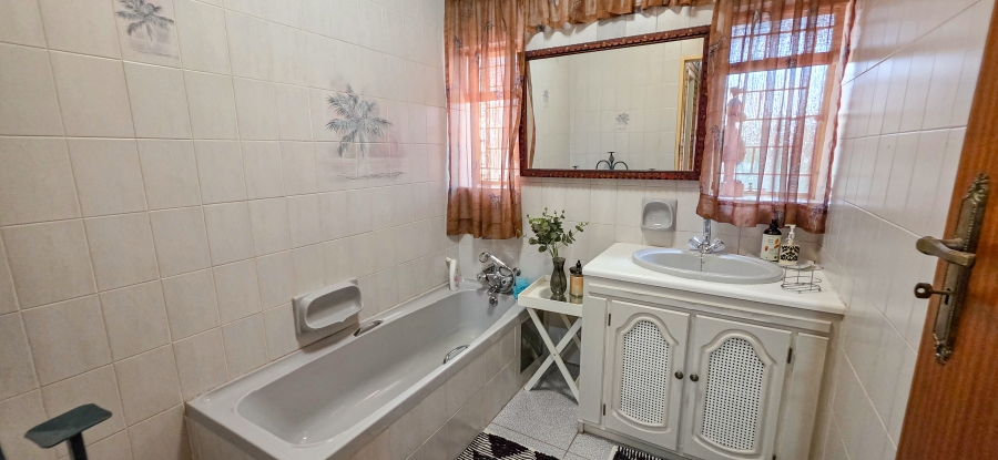 5 Bedroom Property for Sale in Magalieskruin Gauteng