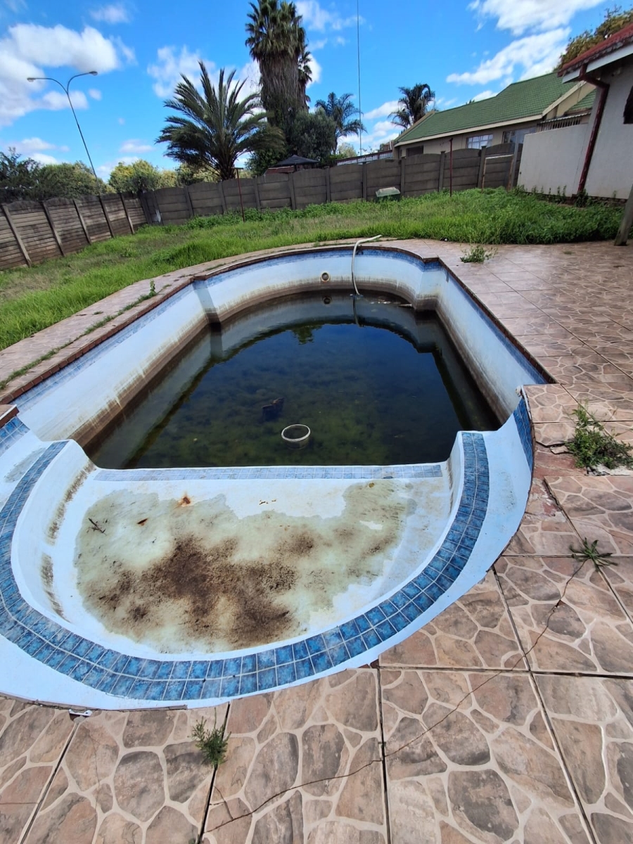 3 Bedroom Property for Sale in Unitas Park Gauteng
