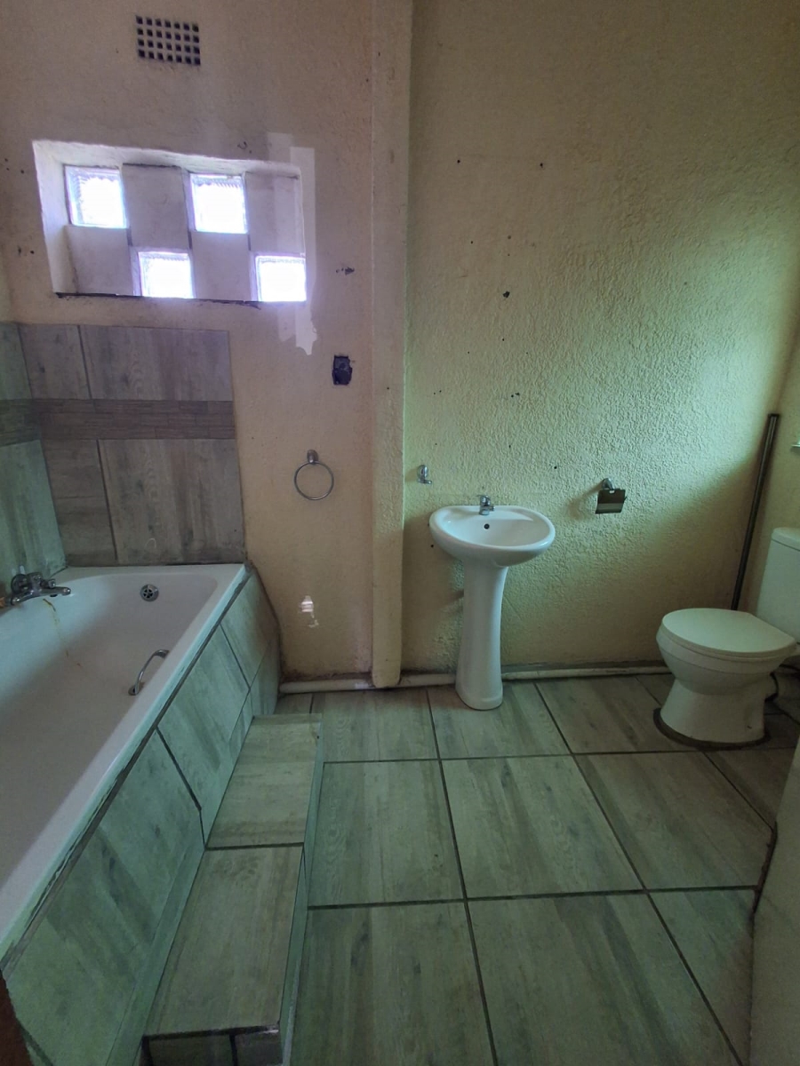 3 Bedroom Property for Sale in Unitas Park Gauteng