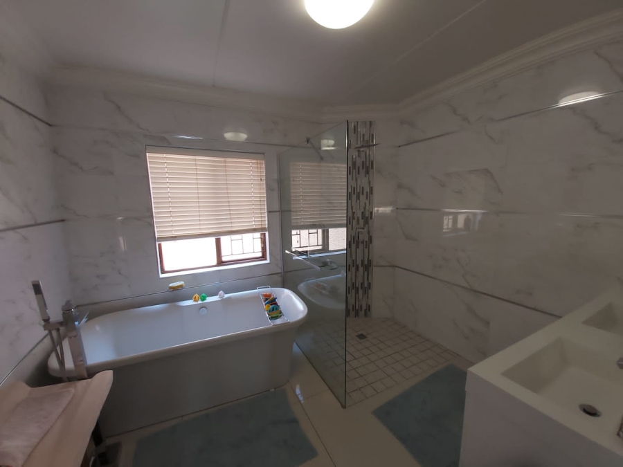 To Let 4 Bedroom Property for Rent in Bassonia Gauteng