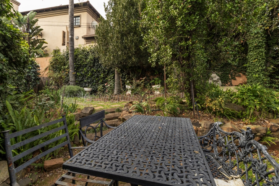 5 Bedroom Property for Sale in Faerie Glen Gauteng