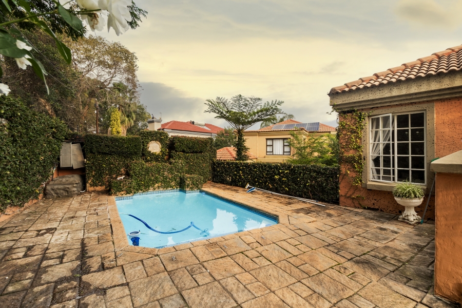 5 Bedroom Property for Sale in Faerie Glen Gauteng