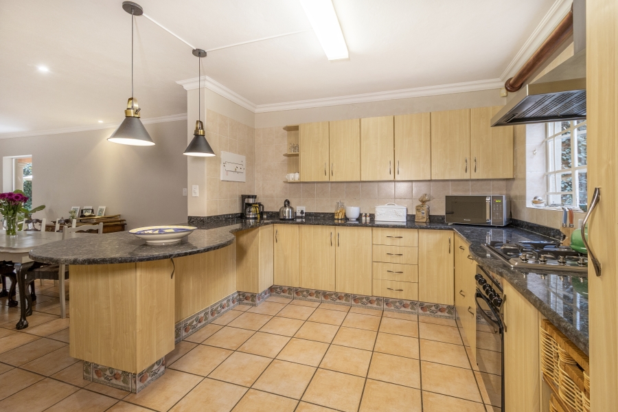 5 Bedroom Property for Sale in Faerie Glen Gauteng