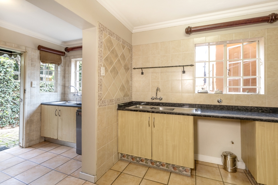 5 Bedroom Property for Sale in Faerie Glen Gauteng