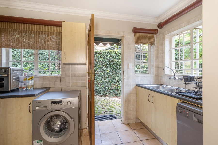 5 Bedroom Property for Sale in Faerie Glen Gauteng