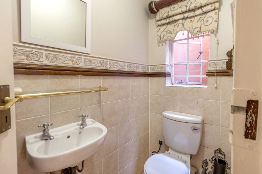 5 Bedroom Property for Sale in Faerie Glen Gauteng